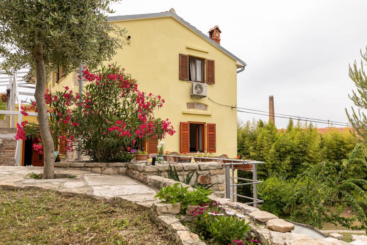 Apartments Kastel Pula Exterior photo